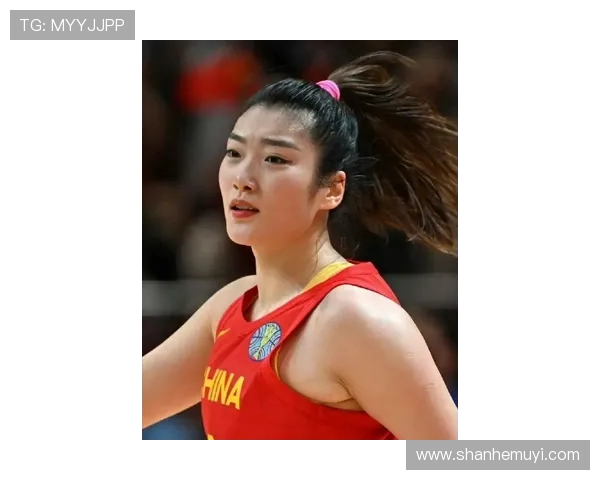 欧冠赛场惊现奇葩事件球迷冲入场内抢夺C罗球衣引发热议